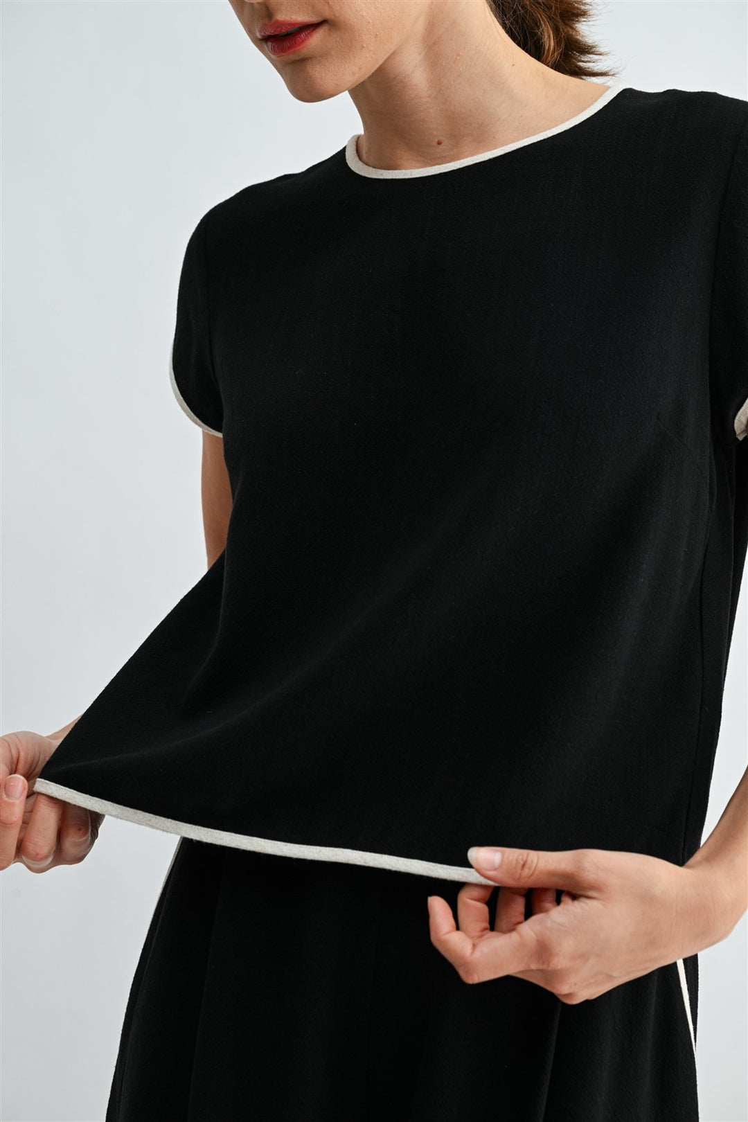 CAP SLEEVE TOP W/CONTRAST DETAIL - BLACK/WHITE