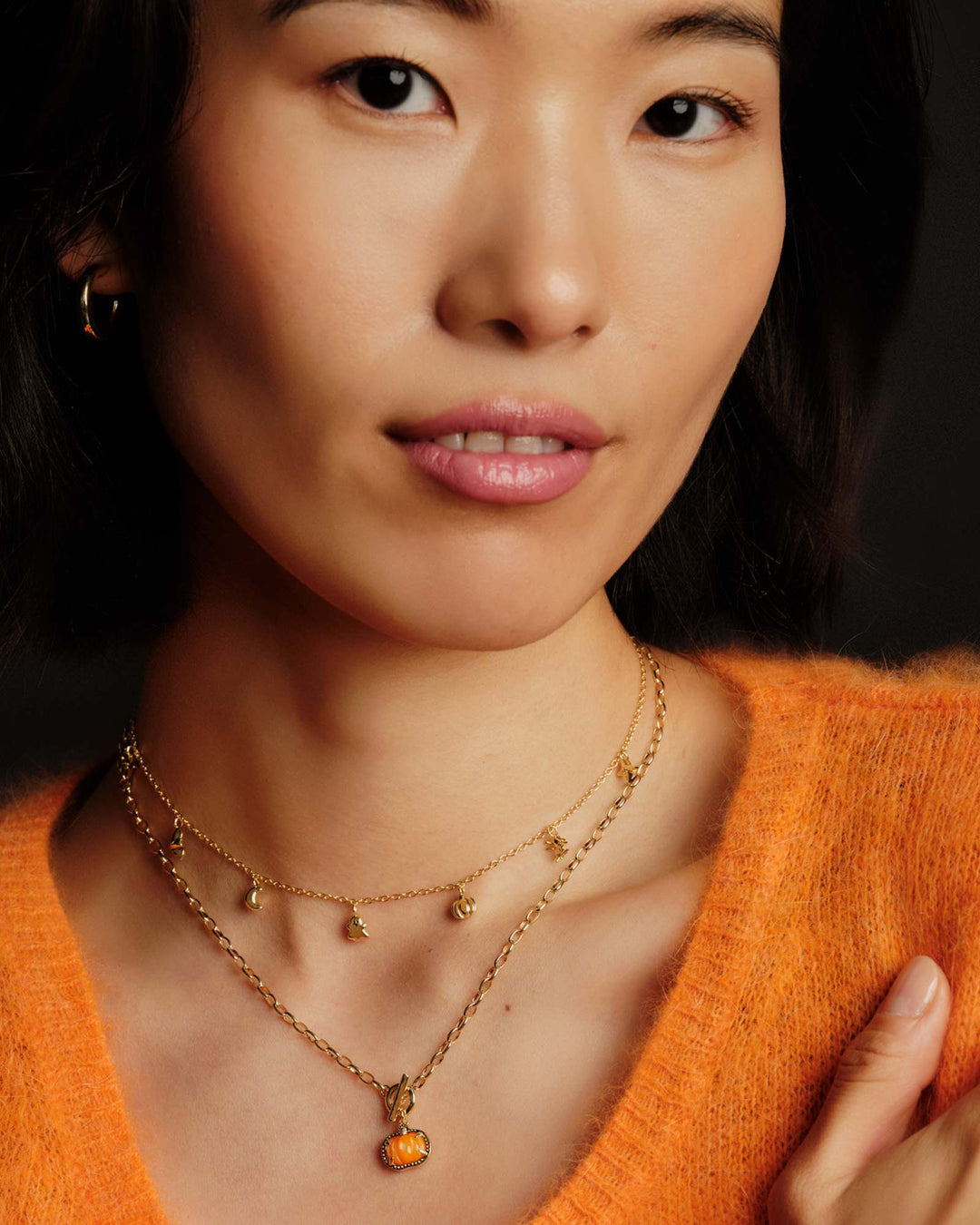 KENDRA SCOTT PUMPKIN LINK AND CHAIN NECKLACE - GOLD ORANGE MOP