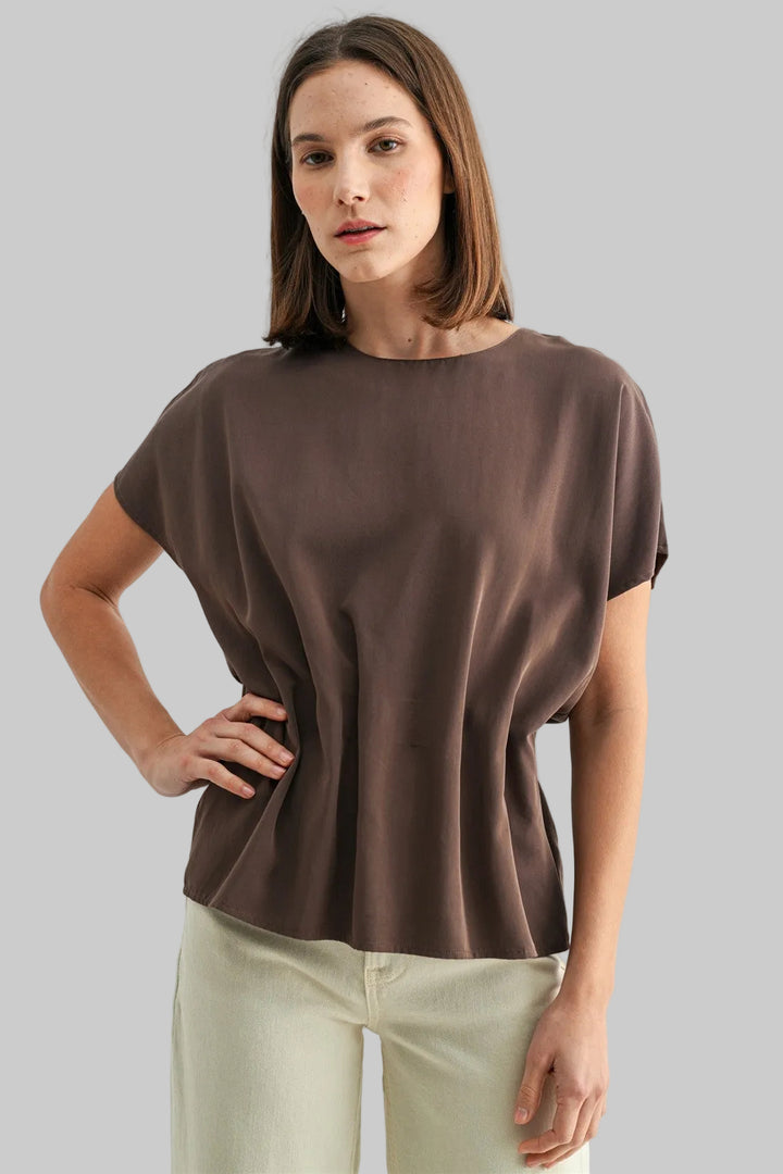 WIDE SHOULDER WAIST PLEATED TOP - BROWN