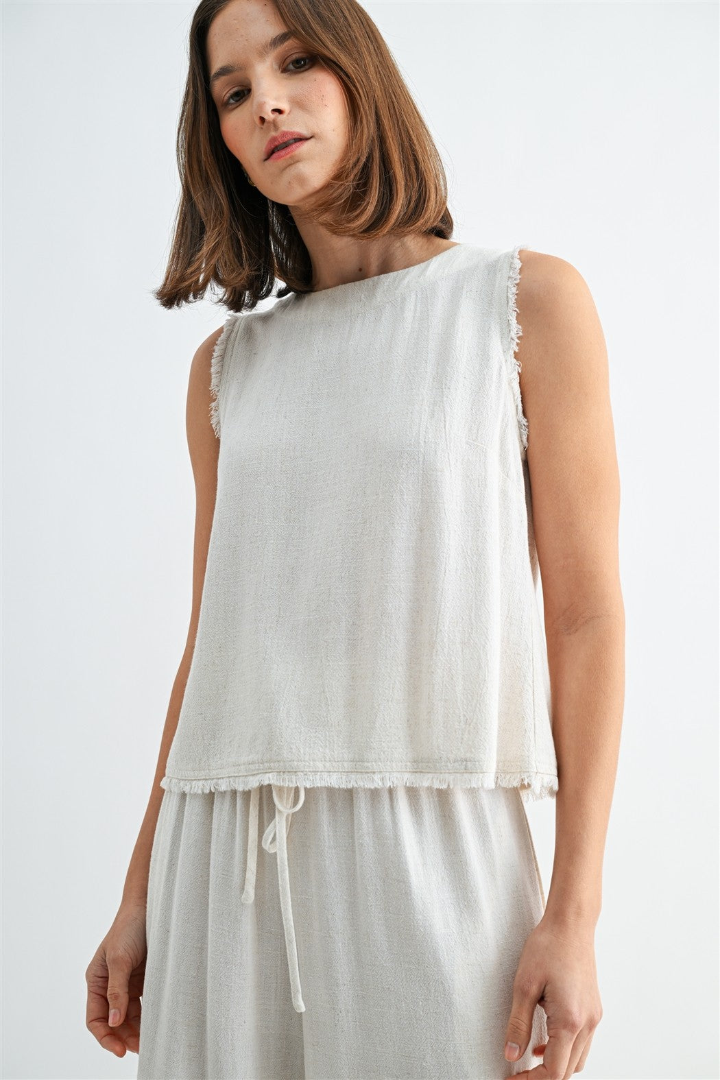 SLEEVELESS FRAY DETAIL BACK BUTTON TOP - NATURAL