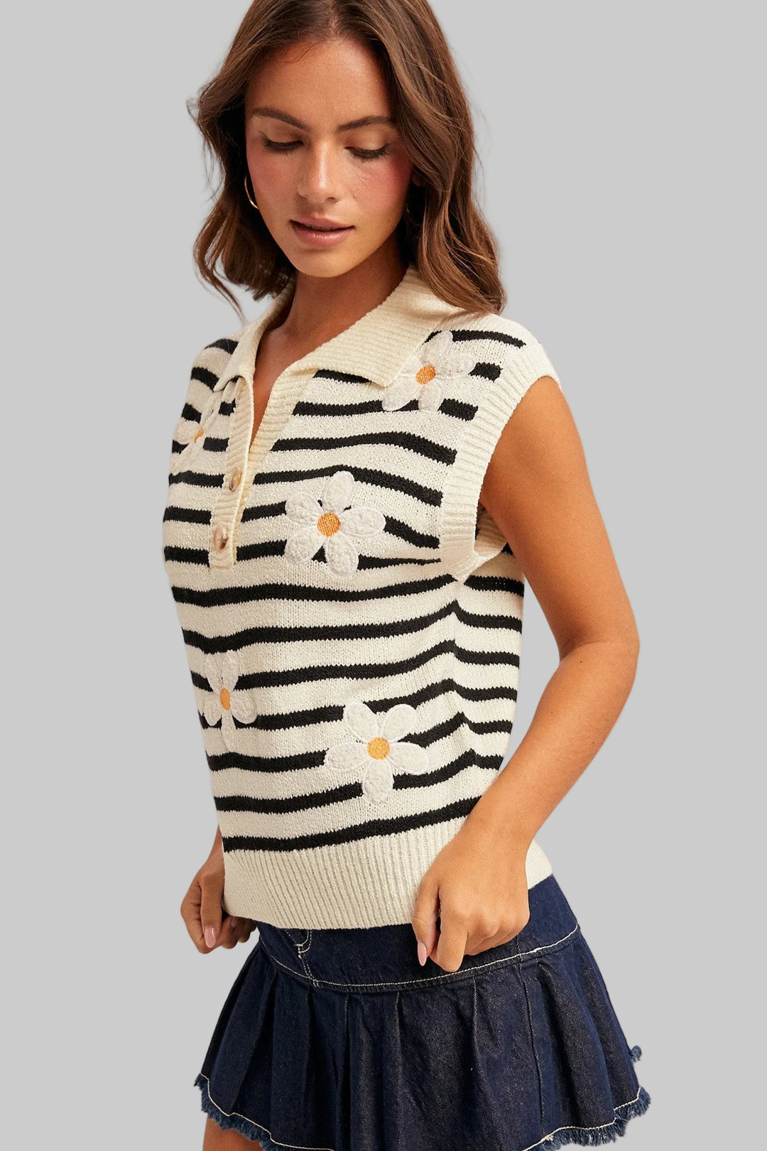 STRIPED DAISY FLORAL SWEATER VEST - BLACK/OFF WHITE