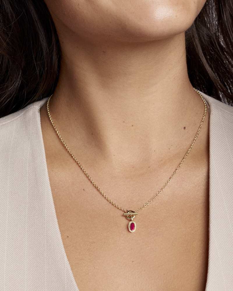 KENDRA SCOTT MINI ELISA TOGGLE SHORT PENDANT NECKLACE - GOLD CARMINE RED ILLUSION