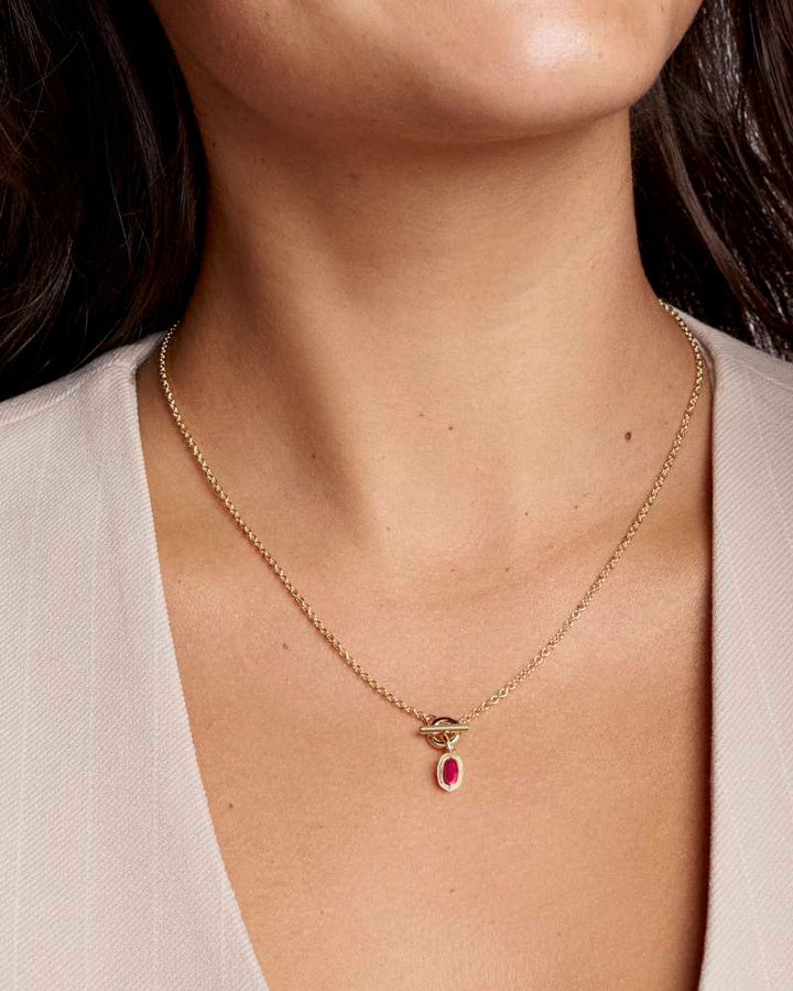 KENDRA SCOTT MINI ELISA TOGGLE SHORT PENDANT NECKLACE - GOLD CARMINE RED ILLUSION