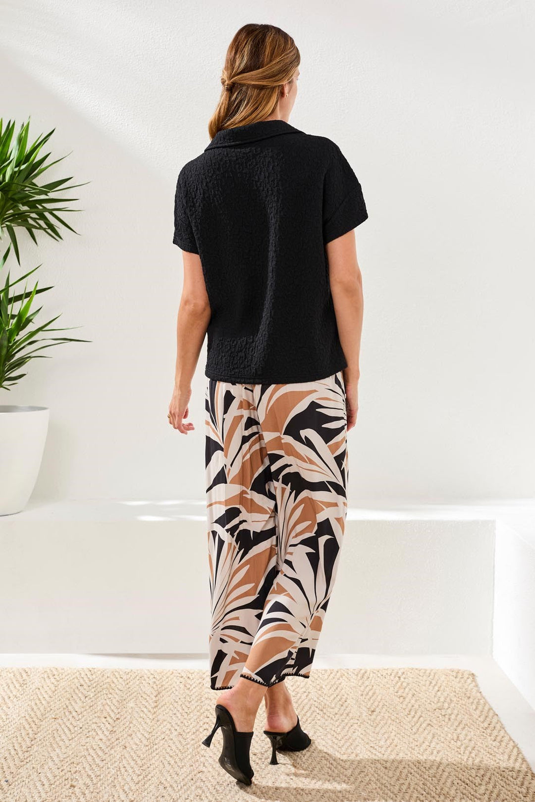 SHORT SLEEVE JOHNNY COLLAR TOP - BLACK