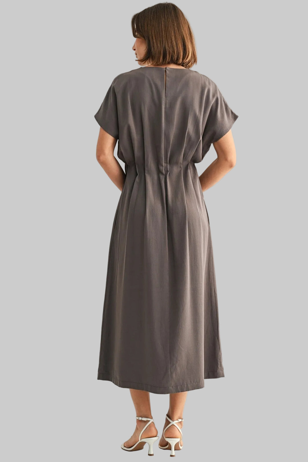 SHORT SLEEVE PLEATED DETAIL MIDI DRESS - CHARCOAL