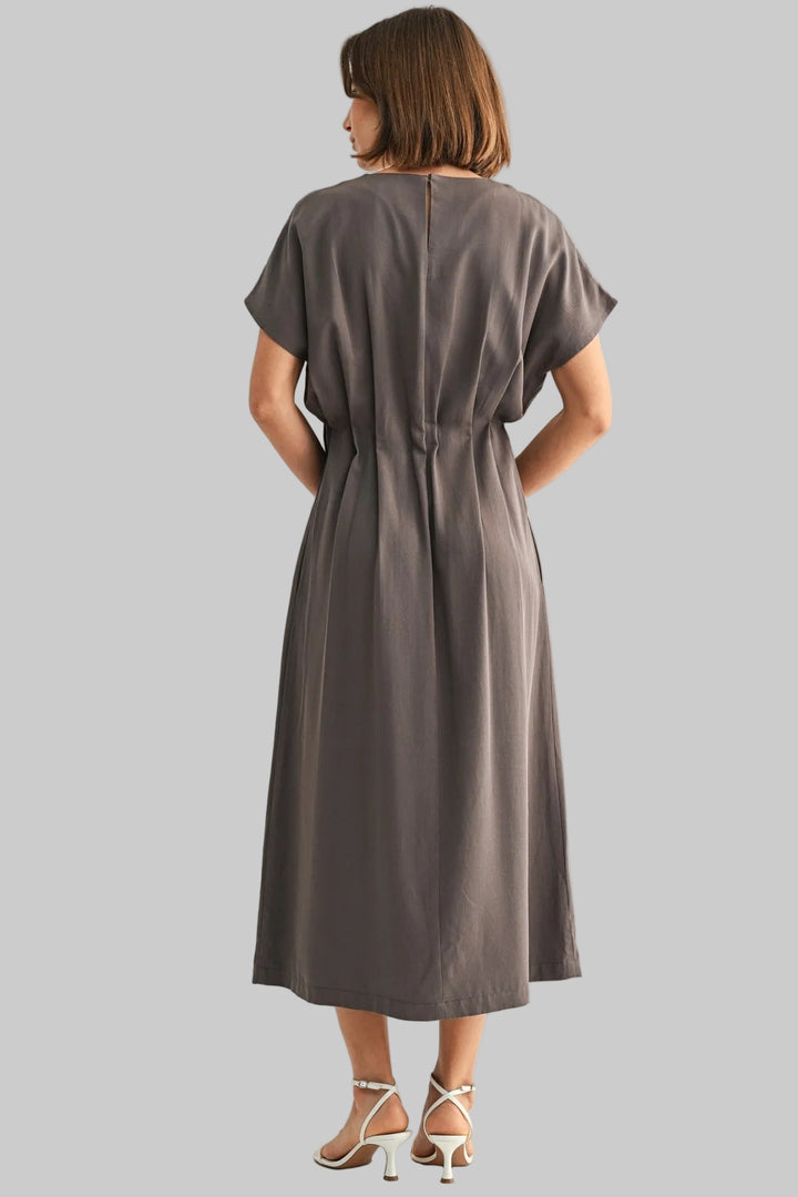 SHORT SLEEVE PLEATED DETAIL MIDI DRESS - CHARCOAL