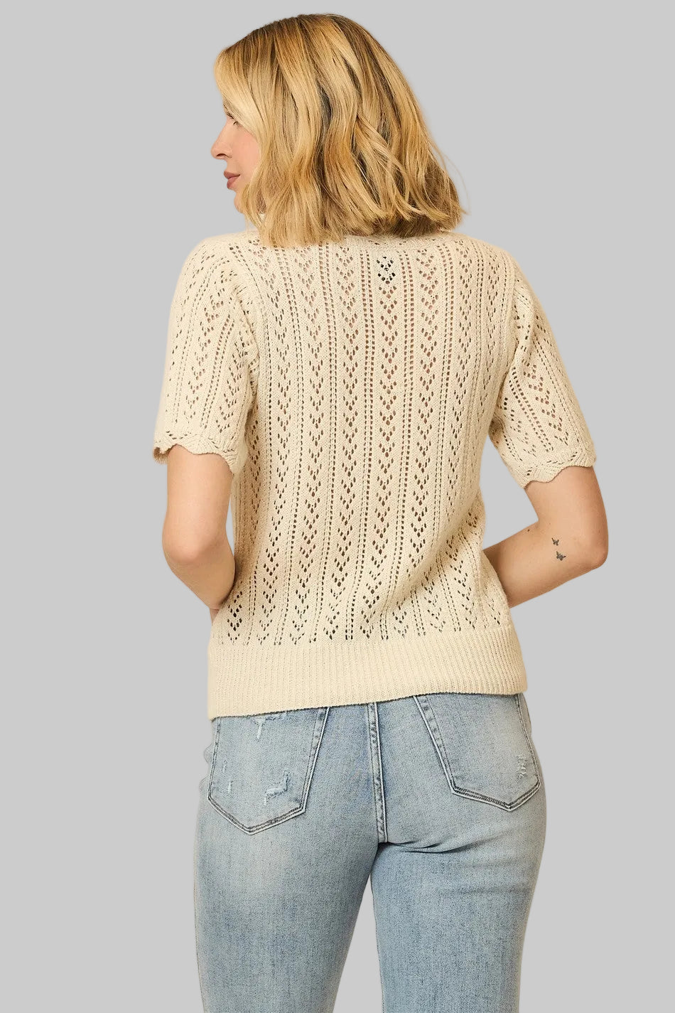 SHORT SLEEVE OPEN CHEVRON KNIT SCALLOP DETAIL TOP - NATURAL
