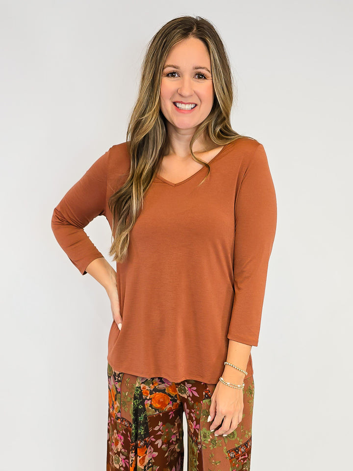 DEAR SCARLETT SOLID V-NECK 3/4 SLEEVE TOP - RUST