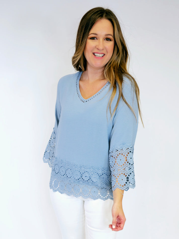 3/4 SLEEVE LACE DETAIL TOP - DUSTY BLUE