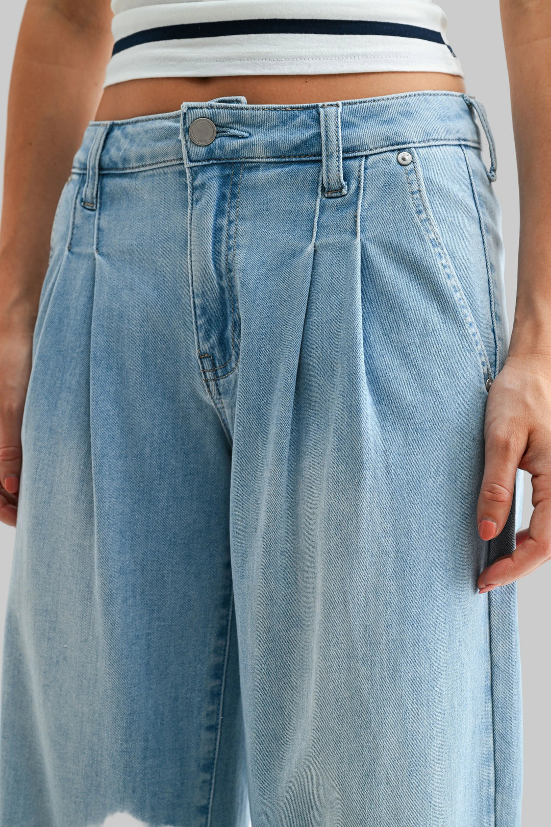 JBD LIGHTWEIGHT PLEATED WIDE LEG JEANS - LIGHT DENIM - 30" INSEAM